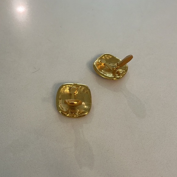 Vintage Golden enamel 1“ x 1“ square clip on earrings - Picture 2 of 3